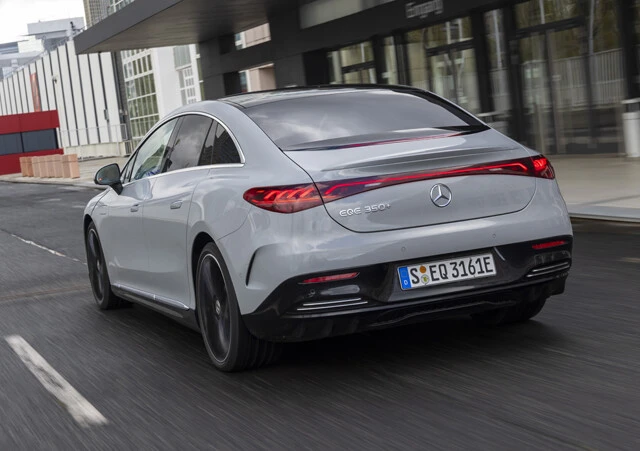 「ワンボウ(ひと張りの弓)」と呼ばれるワンモーションフォルムがインパクト抜群のEQE