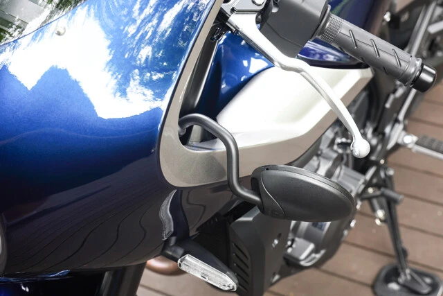 少ない視線移動で後方確認できるミラー。ステーの取り回しが巧みすぎる!