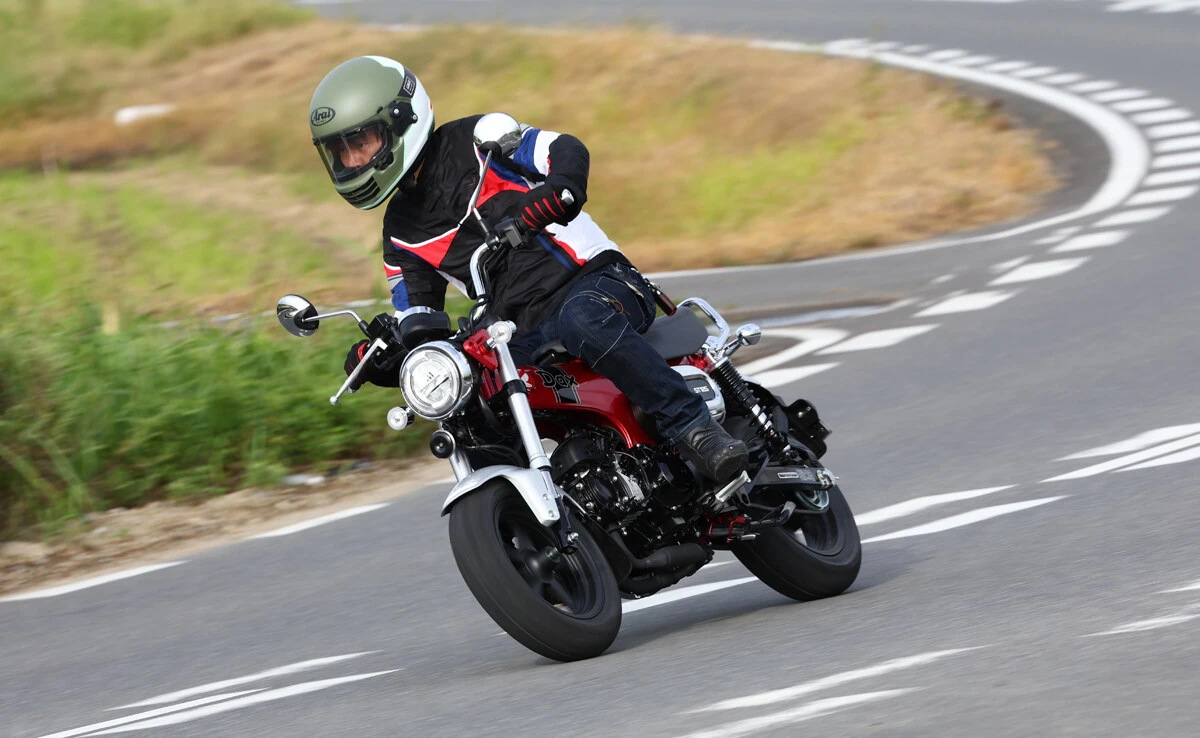 原付二種の新型レジャーバイク　ホンダ　ダックス１２５　価格：４４万円　公道を徹底試乗した青木氏は、「マフラーエンド内部のパンチングメッシュの穴の配置や数を徹底追求したことで、サウンドが実に心地よい」と語っていた