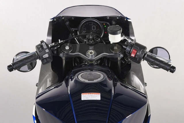 前傾姿勢のライディングポジションを可能にするセパレートハンドルを採用。デジタルメーターはレブル1100と共通?