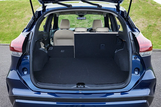 新型の4WDはリアに電気モーターやその補機類が搭載されるため、ラゲッジフロアがマイチェン前より若干持ち上がっているが、影響は最小限。60:40分割可倒式のリアシートを倒せば、キャンプやスノボにも問題なく使える