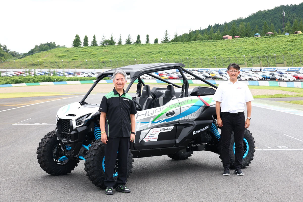 川崎重工業の橋本康彦代表取締役社長(左)と、トヨタ自動車 GAZOO Racing Company Presidentの佐藤恒治氏(右)