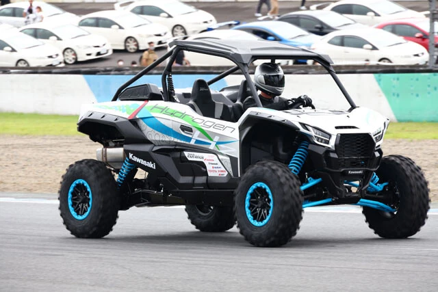 カワサキ「Ninja H2」の998cc直列4気筒スーパーチャージャーをベースに、水素燃料の筒内直接噴射仕様に改良。車体は、北米などで販売しているTERYXシリーズの『KRX』を使用。水素燃料タンクや燃料供給系統を設置するため、大幅なレイアウト変更が施された