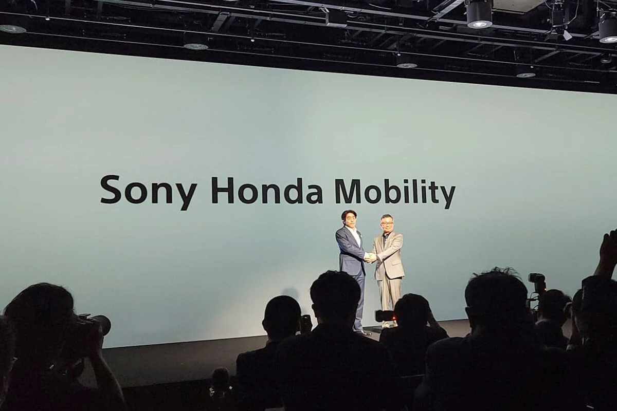 ソニー・ホンダモビリティの水野泰秀代表取締役会長兼CEO(右)と川西泉代表取締役社長兼COO(左)