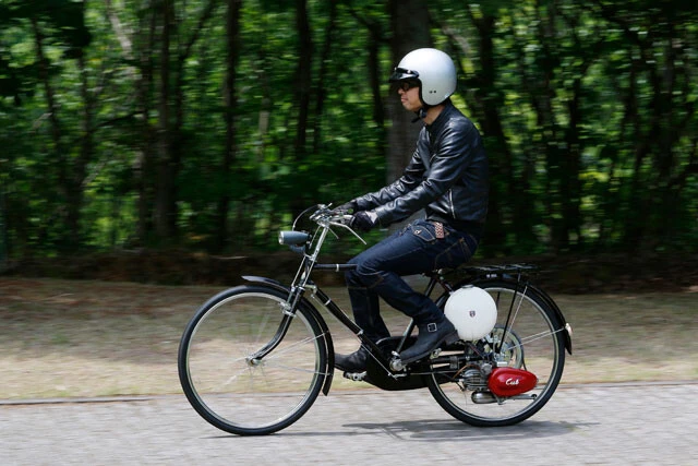 青木氏が試乗したF型カブは1955年製。発売からわずか5ヵ月ほどで約2万5000台を売った、ホンダが誇る伝説のモデルだ