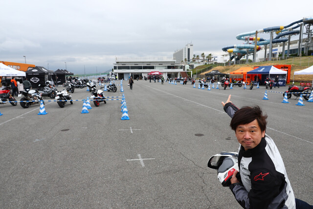 世界各国のバイクが大集結！　会場に足を踏み入れた青木氏は、「この試乗会はですね、たとえるなら輸入バイクのワールドカップなんですよぉぉぉ！」