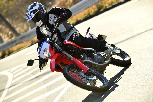 ホンダ　ＣＲＦ２５０Ｌ〈ｓ〉　価格：５９万９５００円　昨年、青木氏が恋に落ちて購入したＣＲＦ２５０Ｌ〈ｓ〉。「見た目、オフロード性能共に文句ナシ！」とメロメロ