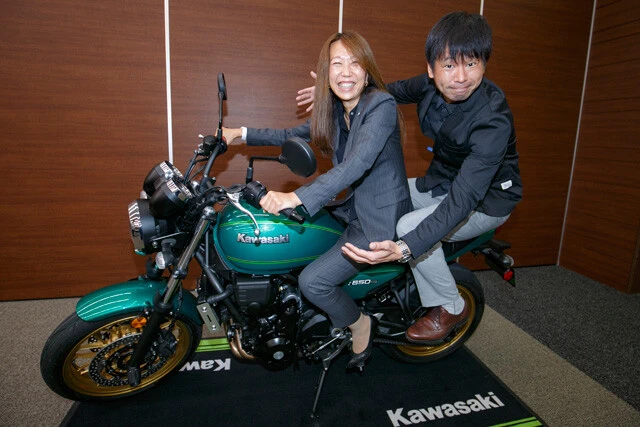 カワサキモータースジャパン代表取締役社長・桐野英子氏（左）と青木タカオ氏。桐野社長を取材して２５年以上という青木氏だからこそ実現できたタンデムからの直撃取材（汗）。桐野社長の懐の深さにも感服