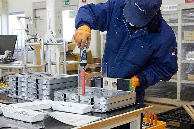 分解・組み立てエリア。電池パックはひとつひとつをじっくり丁寧に整備し、検査する。気密性が高く汚れはほぼないが、掃除も行なう