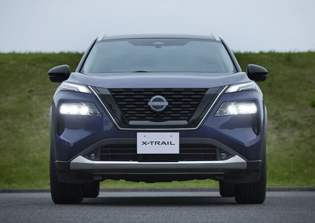 日産 エクストレイル 価格:319万8800~504万6800円 上下2段に分かれたヘッドランプや、ピアノブラックの加飾を配したVモーショングリルなどがフロント周りの特徴だ