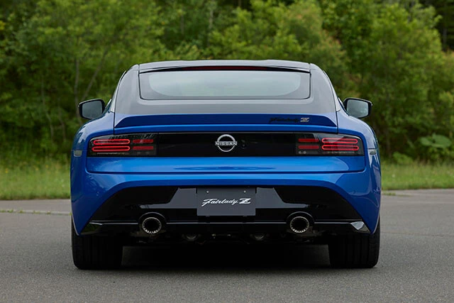 オーバル形状のＬＥＤテールランプは、Ｓ３０やＺ３２から継承したモチーフである。左右に２本出しのマフラーは実物を見ると迫力満点