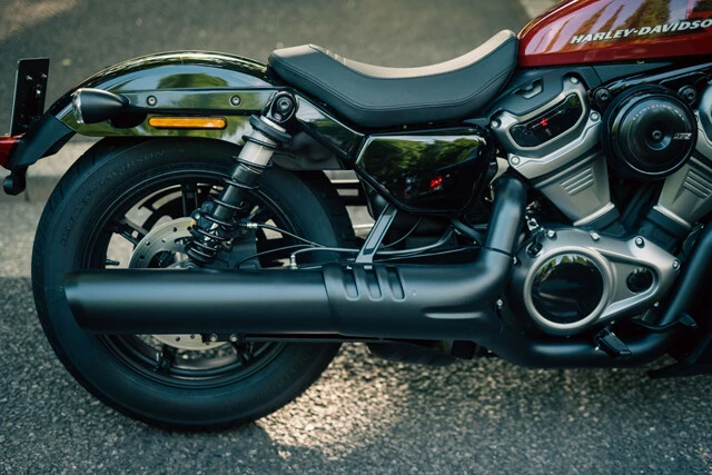 アイコニックなタンクカバー形状やツインショックなど、スポーツスター伝統のスタイルを継承している