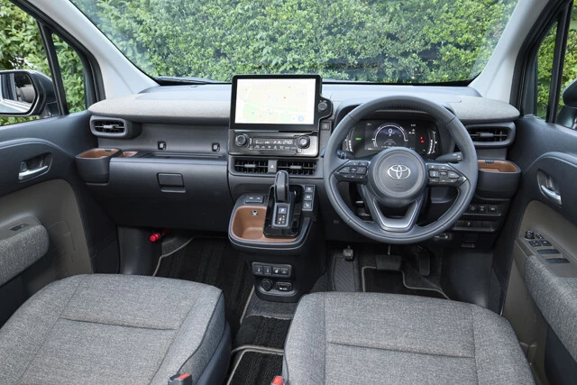 使い勝手も抜群で、豊富な収納はもちろんのこと、定番のUSBポートも複数用意している