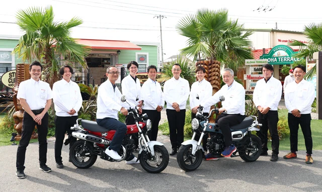 今回の試乗会で青木氏が直撃した新型ダックス125の開発陣の皆さん。先行受注が絶好調のためか、開発陣の表情は明るかった