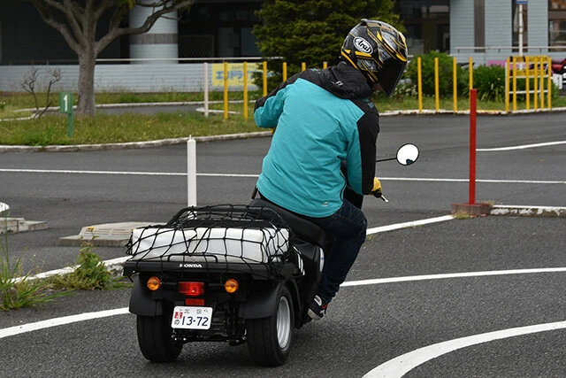 ホンダ「ジャイロｅ：」ホンダは昨年３月２５日、ビジネス用電動三輪スクーター「ジャイロ ｅ：（ジャイロ イー）」を法人向けに発売して話題に。価格は５５万円