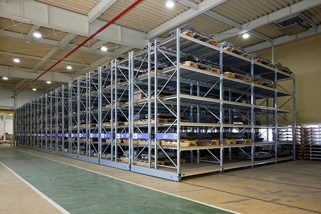 約800個のバッテリーパックを収納できる倉庫。実際に見ると圧巻。このスペース以外にも外部倉庫でも在庫の対応を行なっている
