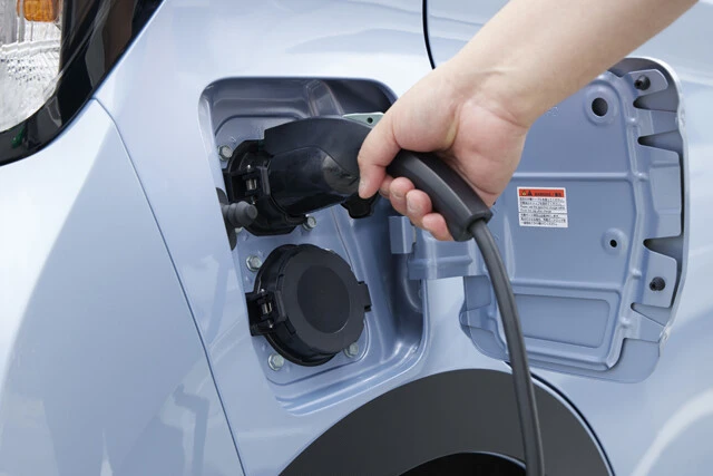 充電口は車体右側後部に装備。上は200Vの普通充電で、下は30kWまで対応したCHAdeMOの急速充電ポート