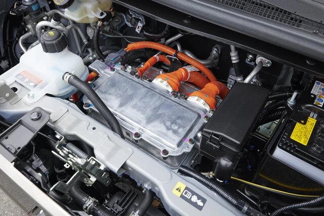 電気モーターは47kW(64PS)と195Nmを発揮。20kWhのリチウムイオンバッテリーとともに日産サクラと共通