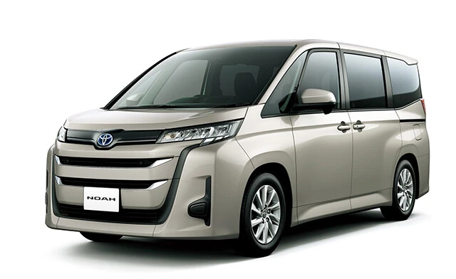 「ノアG」標準車でもグリルの大きさは変わらないが、ボディ色とすることで落ち着き感がある