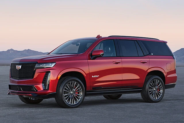 キャデラック エスカレード。キャデラック・エスカレードは、ラグジュアリーなフルサイズＳＵＶの草分け的存在だ。見た目はご覧のようにとにかくイカチー。価格は１５５０万円