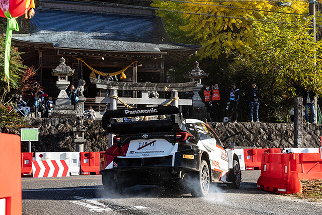 愛知県豊田市にある熊野神社の前でブチカマされたラリーカーの豪快なコーナリング。この神業には神様もビックリ？
