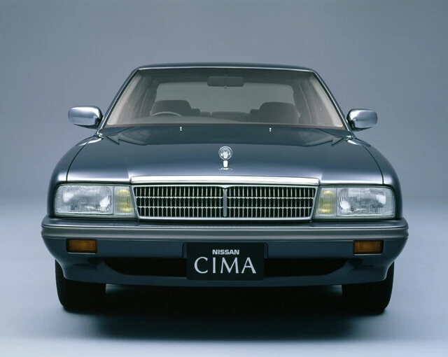 日産　シーマ　シーマはスペイン語で「頂上」を意味する。ボンネットに立つエンブレムは、地中海沿岸原産のアカンサスの葉をモチーフにしている