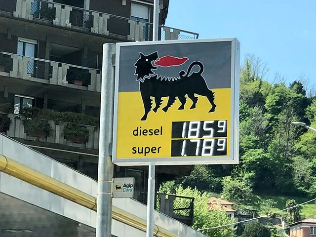 4月下旬にイタリア・コモ湖畔で撮影したガソリン価格。ちなみに現在のイタリアは、ドイツより燃料価格が高くなっている