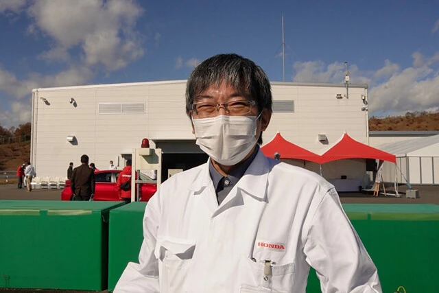 本田技術研究所先進技術研究所チーフエンジニア 秋元一志（あきもと・かずし）氏 。「ライダーとマシンの一体センシングと車体揺動制御により、自然な操縦が可能になりました」と話す秋元氏。バージョン３．０へ向け開発は続く