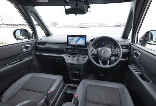 スパーダ、エアー共に視界は良好。ちなみにハイブリッド車はご覧のようにスイッチ式のシフトが採用されている