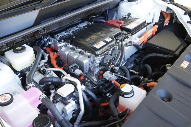 ボンネットの中には制御機器がギッチリと搭載されている。日本仕様の走行可能距離は、前輪駆動で500km前後