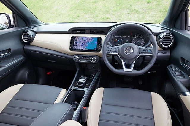 インテリアには新たに設定されたベージュ／ブラックのレザー（合皮）。走りと室内空間の質感がとても良いバランスでレベルアップ