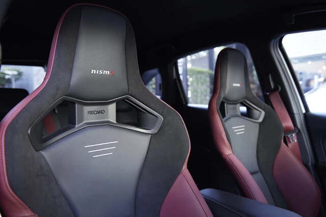 シートはニスモが専用チューニングしたレカロ社製のスポーツシート。３９万６０００円のオプション品だ