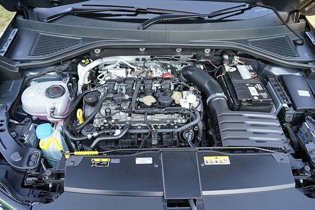 Rの2L直4ターボは300PSと400Nmを発揮。トランスミッションは7速DSG