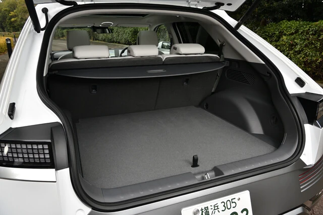 ラゲッジは527リットルと標準的で、使い勝手も良好。後輪駆動モデルはフロントにも57リットルの収納スペースがある