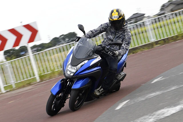 ヤマハ「トリシティ１５５」２０２０年５月に発売したフロント二輪のスクーター。至近距離で眺めると、やはり形は独特。走るとよく曲がる。価格は４８万４０００円