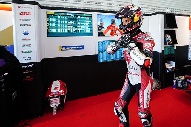 鋭い眼光を光らせ、ピットからマシンに向かう中上氏の貴重な写真。当たり前だが、取材時の柔和な笑顔はない