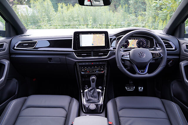 Rは専用のレザーステアリングやピアノブラックのパネル、ナパレザーシートなどを装備