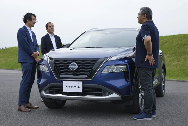 4代目の企画やマーケティング担当者にも取材する竹花氏(右)。5色が用意される2トーンのボディカラーは「上質感の演出に欠かせなかった」という