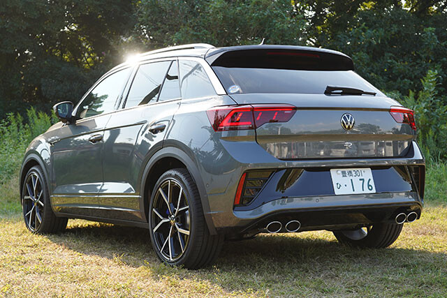 TロックRは、リアサスが4リンクとなる。19インチアルミホイールはR専用の装備だ