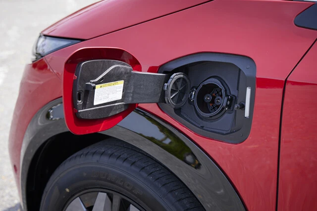 車体左側のフロントフェンダー部分に急速充電の給電口。右側には普通充電用の給電口を用意