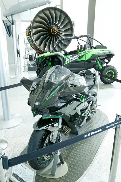 最高出力３２６ＰＳを誇る最狂モデル、カワサキ「ニンジャ　Ｈ２Ｒ」クローズドコース専用モデル。価格は　６０５万円（！）で、受注生産となっている。最高出力は漢カワサキにも程がある３２６ＰＳだ！！