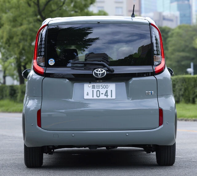 全長4260㎜×全幅1695㎜×全高1695㎜。最小回転半径は5m。高い取り回し性能を誇る