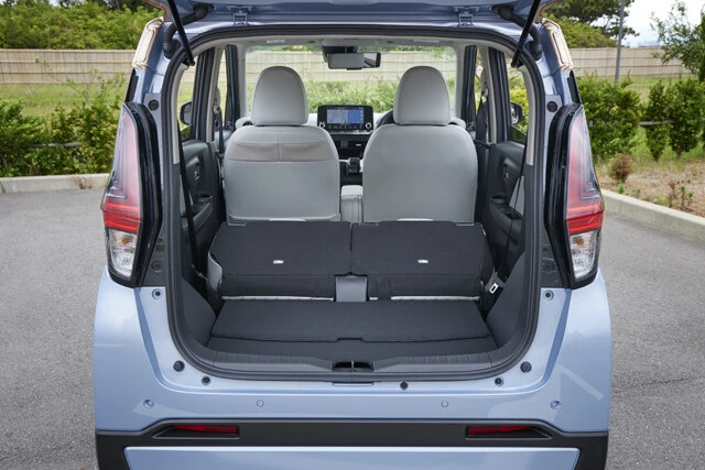50:50分割のリアシートは、ワンタッチで倒すことが可能。使い勝手はガソリン車のeKクロスとほぼ変わらない