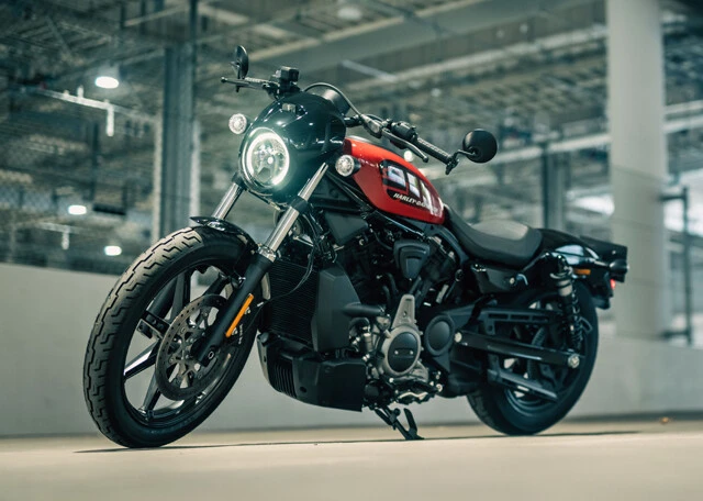 ハーレーダビッドソン ナイトスター 価格:188万8700~191万9500円 今年4月にデビューした「ナイトスター」。新世代ハーレーの第3弾となるクルーザーモデル。ちなみにフロントブレーキはブレンボ社製