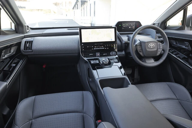 インパネの中央には、最新のインフォテインメントシステムを搭載する。メーターはフードがなく、独特な仕上がりに