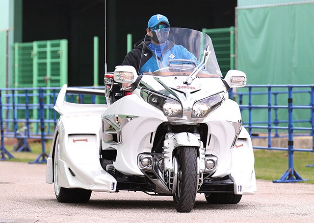 新庄監督がキャンプイン時に乗っていたのは、「ＧＯＲＤＯＮ ＧＬ１８００ トライク Ｔｙｐｅ４」。車体本体とトライクキットを合わせた定価は７３５万８４００円