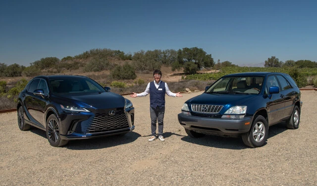 右が初代RX、左が5代目となる新型のRX。今回、山本氏(中央)は初代と5代目を徹底比較したという