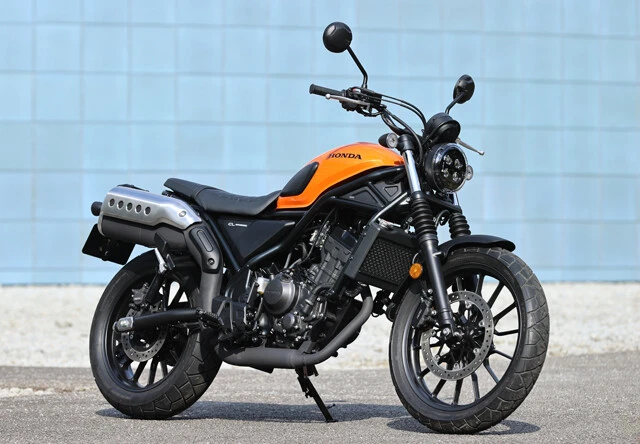 ホンダ CL250 ホンダ伝統のスクランブラーシリーズ「CL」が復活し、大きな話題を呼んでいる。取材を進める青木氏は発売を「来春」と予想! ※試作車のため、量産車とは一部異なる場合があります。