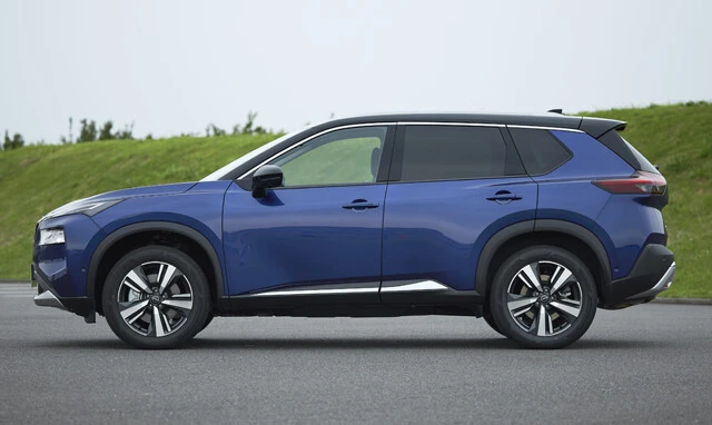 サイドシル部のクロームのアクセントが上質感を演出している。ルーフがブラックとなる2トーンカラーは5色を設定している