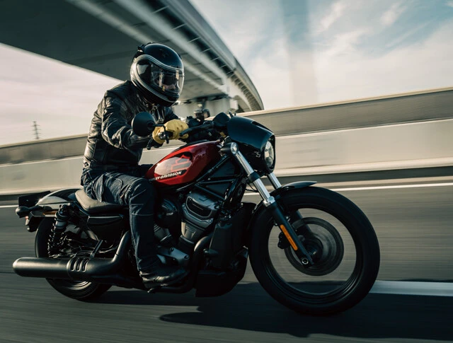 日本市場で爆売れ！　ハーレーの新型「ナイトスター」を高速道路で試す！